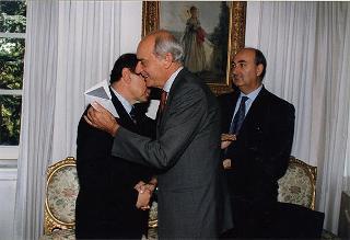Saluto di commiato del Consigliere per la stampa e l'informazione dott. Gaetano Scelba al sig. Vinicio Degni