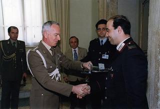Gen. Scaramucci consegna medaglie a militari