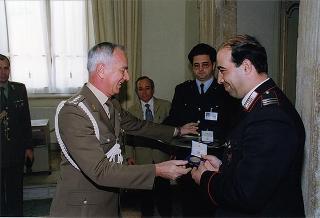 Gen. Scaramucci consegna medaglie a militari