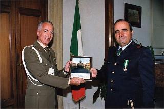 Saluto di commiato del gen. Scaramucci al gen. Giancarlo Papa e all'aiutante Luigi Passariello