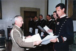 Consegna di onorificenze da parte del gen. Scaramucci ad alcuni componenti del Reggimento Corazzieri