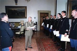 Consegna di onorificenze da parte del gen. Scaramucci ad alcuni componenti del Reggimento Corazzieri