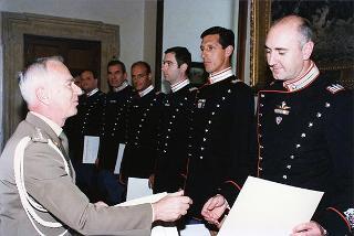 Consegna di onorificenze da parte del gen. Scaramucci ad alcuni componenti del Reggimento Corazzieri
