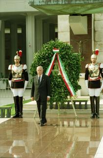 Intervento del Presidente della Repubblica Ciampi a Bari per  l'inaugurazione del monumento ai Caduti della Guardia di Finanza presso il Sacrario dei Caduti d'Oltremare e per una visita alla 63^ Fiera del Levante