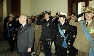 Incontro con i componenti del Consiglio Direttivo della Sezione Combattenti e Reduci della Presidenza della Repubblica e successiva deposizione di una corona d'alloro sulla lapide dei Caduti del Quirinale, in occasione del Giorno dell'Unità Nazionale e della Festa delle Forze Armate