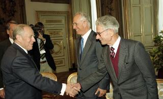 Incontro con i componenti del Consiglio Direttivo della Sezione Combattenti e Reduci della Presidenza della Repubblica e successiva deposizione di una corona d'alloro sulla lapide dei Caduti del Quirinale, in occasione del Giorno dell'Unità Nazionale e della Festa delle Forze Armate
