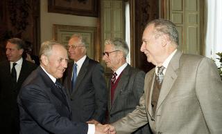 Incontro con i componenti del Consiglio Direttivo della Sezione Combattenti e Reduci della Presidenza della Repubblica e successiva deposizione di una corona d'alloro sulla lapide dei Caduti del Quirinale, in occasione del Giorno dell'Unità Nazionale e della Festa delle Forze Armate