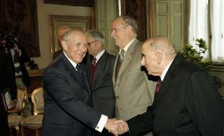 Incontro con i componenti del Consiglio Direttivo della Sezione Combattenti e Reduci della Presidenza della Repubblica e successiva deposizione di una corona d'alloro sulla lapide dei Caduti del Quirinale, in occasione del Giorno dell'Unità Nazionale e della Festa delle Forze Armate