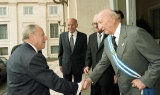 Incontro con i componenti del Consiglio Direttivo della Sezione Combattenti e Reduci della Presidenza della Repubblica e successiva deposizione di una corona d'alloro sulla lapide dei Caduti del Quirinale, in occasione del Giorno dell'Unità Nazionale e della Festa delle Forze Armate