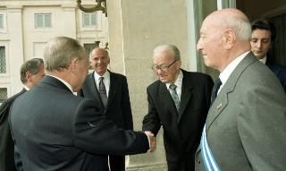 Incontro con i componenti del Consiglio Direttivo della Sezione Combattenti e Reduci della Presidenza della Repubblica e successiva deposizione di una corona d'alloro sulla lapide dei Caduti del Quirinale, in occasione del Giorno dell'Unità Nazionale e della Festa delle Forze Armate