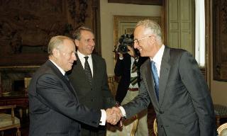 Incontro con i componenti del Consiglio Direttivo della Sezione Combattenti e Reduci della Presidenza della Repubblica e successiva deposizione di una corona d'alloro sulla lapide dei Caduti del Quirinale, in occasione del Giorno dell'Unità Nazionale e della Festa delle Forze Armate