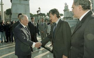 Deposizione di una corona d'alloro, da parte del Presidente della Repubblica, all'Altare della Patria ed al Mausoleo Ardeatino, in occasione del Giorno dell'Unità Nazionale e Festa delle Forze Armate