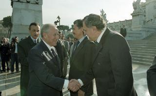 Deposizione di una corona d'alloro, da parte del Presidente della Repubblica, all'Altare della Patria ed al Mausoleo Ardeatino, in occasione del Giorno dell'Unità Nazionale e Festa delle Forze Armate