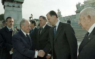 Deposizione di una corona d'alloro, da parte del Presidente della Repubblica, all'Altare della Patria ed al Mausoleo Ardeatino, in occasione del Giorno dell'Unità Nazionale e Festa delle Forze Armate