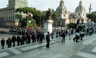 Deposizione di una corona d'alloro, da parte del Presidente della Repubblica, all'Altare della Patria ed al Mausoleo Ardeatino, in occasione del Giorno dell'Unità Nazionale e Festa delle Forze Armate