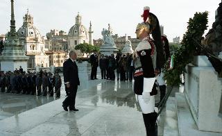 Deposizione di una corona d'alloro, da parte del Presidente della Repubblica, all'Altare della Patria ed al Mausoleo Ardeatino, in occasione del Giorno dell'Unità Nazionale e Festa delle Forze Armate