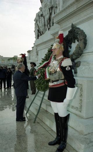 Deposizione di una corona d'alloro, da parte del Presidente della Repubblica, all'Altare della Patria ed al Mausoleo Ardeatino, in occasione del Giorno dell'Unità Nazionale e Festa delle Forze Armate