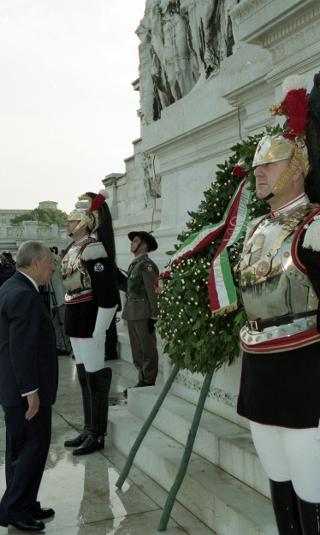 Deposizione di una corona d'alloro, da parte del Presidente della Repubblica, all'Altare della Patria ed al Mausoleo Ardeatino, in occasione del Giorno dell'Unità Nazionale e Festa delle Forze Armate