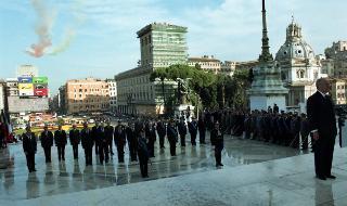 Deposizione di una corona d'alloro, da parte del Presidente della Repubblica, all'Altare della Patria ed al Mausoleo Ardeatino, in occasione del Giorno dell'Unità Nazionale e Festa delle Forze Armate