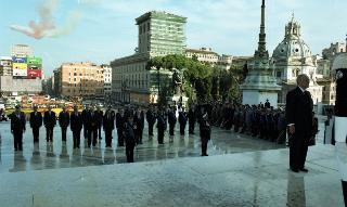 Deposizione di una corona d'alloro, da parte del Presidente della Repubblica, all'Altare della Patria ed al Mausoleo Ardeatino, in occasione del Giorno dell'Unità Nazionale e Festa delle Forze Armate