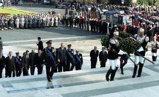 Deposizione di una corona d'alloro, da parte del Presidente della Repubblica, all'Altare della Patria ed al Mausoleo Ardeatino, in occasione del Giorno dell'Unità Nazionale e Festa delle Forze Armate