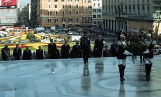 Deposizione di una corona d'alloro, da parte del Presidente della Repubblica, all'Altare della Patria ed al Mausoleo Ardeatino, in occasione del Giorno dell'Unità Nazionale e Festa delle Forze Armate