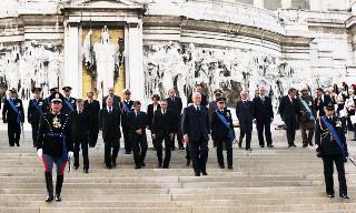 Deposizione di una corona d'alloro, da parte del Presidente della Repubblica, all'Altare della Patria ed al Mausoleo Ardeatino, in occasione del Giorno dell'Unità Nazionale e Festa delle Forze Armate