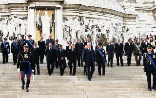 Deposizione di una corona d'alloro, da parte del Presidente della Repubblica, all'Altare della Patria ed al Mausoleo Ardeatino, in occasione del Giorno dell'Unità Nazionale e Festa delle Forze Armate