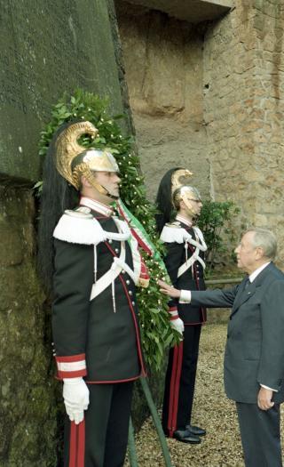 Deposizione di una corona d'alloro, da parte del Presidente della Repubblica, all'Altare della Patria ed al Mausoleo Ardeatino, in occasione del Giorno dell'Unità Nazionale e Festa delle Forze Armate