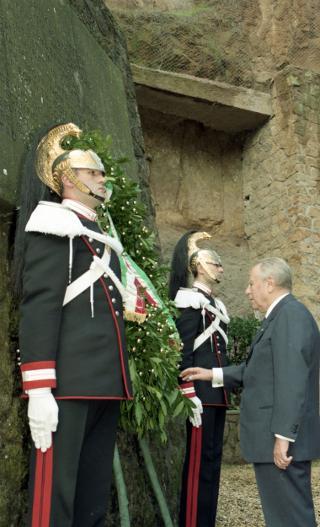 Deposizione di una corona d'alloro, da parte del Presidente della Repubblica, all'Altare della Patria ed al Mausoleo Ardeatino, in occasione del Giorno dell'Unità Nazionale e Festa delle Forze Armate