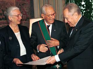 Il Presidente Ciampi consegna le insegne di Cavaliere di Gran Croce dell'OMRI al Prof. Sergio Donadoni, accompagnato dalla Prof.ssa Anna Maria Roveri Donadoni Direttore del Museo Egizio di Torino