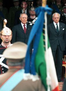 Il Presidente Ciampi con Frà Andrew Bertie, Principe e Gran Maestro dello SMOM, in occasione della consegna della Bandiera Nazionale al Corpo Speciale Ausiliario dell'Esercito Italiano dei Cavalieri Italiani del Sovrano Militare Ordine di Malta