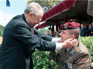 Il Presidente Ciampi con la Medaglia d'Oro al Valor Militare Gianfranco Paglia