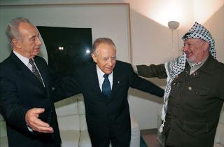 Il Presidente Ciampi con Shimon Peres e Yasser Arafat, in occasione della Partita del Cuore 2000