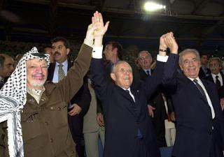 Il Presidente Ciampi con Shimon Peres e Yasser Arafat alla Partita del Cuore 2000