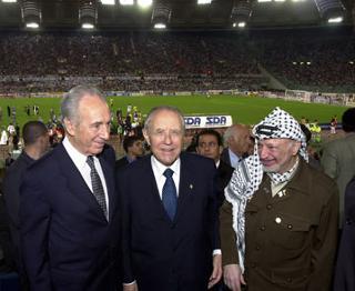 Il Presidente Ciampi con Shimon Peres e Yasser Arafat alla Partita del Cuore 2000