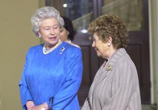 La Regina di Gran Bretagna e Irlanda del Nord Elisabetta II con la Sig.ra Franca Pilla Ciampi a Buckingham Palace