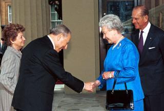 Il Presidente Ciampi accompagnato dalla consorte Franca Pilla viene accolto dalla Regina Elisabetta II e dal Principe Filippo di Edimburgo a Buckingham Palace