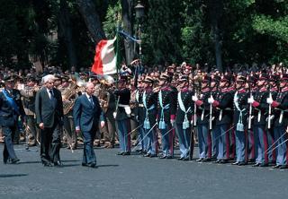 Il Presidente Ciampi passa in rassegna il reparto d'onore schierato all'Altare della Patria in occasione della Festa Nazionale della Repubblica