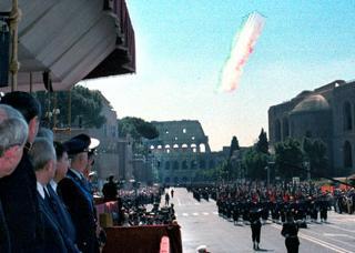 Il Presidente Ciampi assiste al sorvolo della Pattuglia Acrobatica Nazionale durante la Rivista Militare