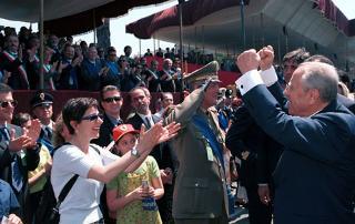 Il Presidente Ciampi saluta i Sindaci al termine della Parata Militare