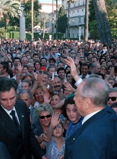 Il Presidente Ciampi saluta i visitatori intervenuti all'apertura dei giardini del Quirinale in occasione della Festa Nazionale della Repubblica