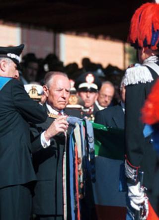 Il Presidente Ciampi consegna una Medaglia d'Oro al Merito Civile alla Bandiera dell'Arma dei Carabinieri, in occasione del 186° anniversario di fondazione dell'Arma