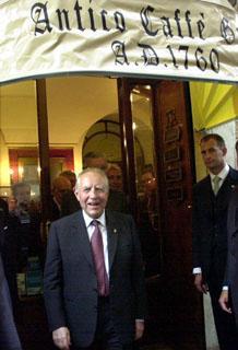 Il Presidente Ciampi lascia il Caffè Greco al termine dell'incontro con il &quot;Gruppo dei Romanisti&quot;