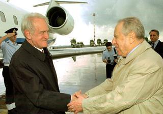 Il Presidente Ciampi incontra il Presidente della Repubblica Federale di Germania Johannes Rau al suo arrivo in Sicilia