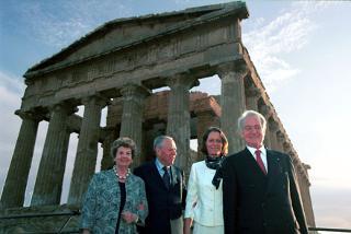 Il Presidente Ciampi e la Signora Franca Pilla con il Presidente della Repubblica Federale di Germania e la Signora Rau in visita nella Valle dei Templi ad Agrigento