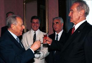 Brindisi tra il Presidente Ciampi e il Presidente della Repubblica Federale di Germania Johannes Rau al termine della colazione a Villa Paino