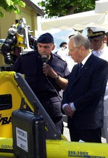 Il Presidente Ciampi assiste alla presentazione di attrezzature subacquee della Marina Militare presso il Raggruppamento Subacquei ed Incursori &quot;Teseo Tesei&quot;