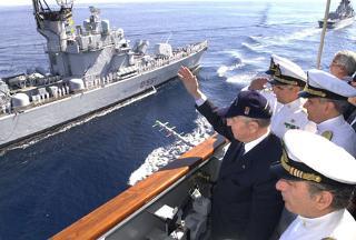 Il Presidente Ciampi a bordo della &quot;Garibaldi&quot; saluta il passaggio della Squadra Navale al termine della cerimonia per la Festa della Marina Militare, al suo fianco il Capo di Stato Maggiore della Marina Amm. Umberto Guarnieri