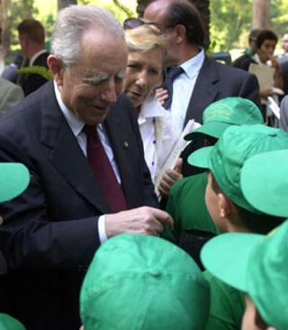 Il Presidente della Repubblica Carlo Azeglio Ciampi si intrattiene con un gruppo di giovanissimi nella tenuta di Castelporziano durante la cerimonia "Boschi per il Futuro - Un progetto globale per la difesa e lo sviluppo del verde"